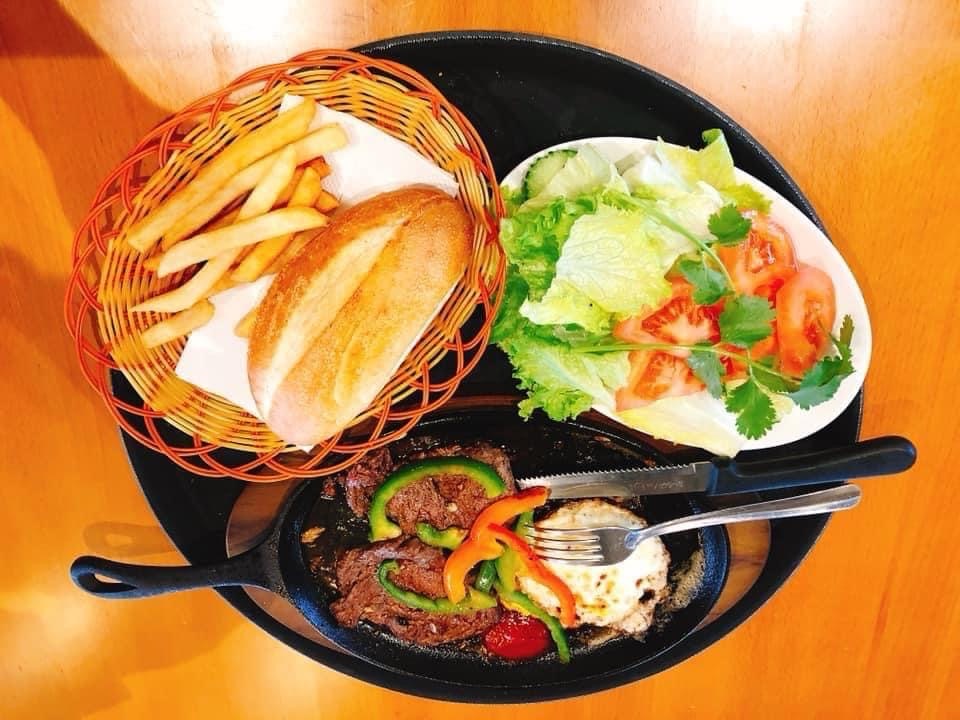 combo bánh mì, khoai tây chiên, bò né, trứng ốp la, rau sống - Phở 88 Grand Junction, CO 81505
